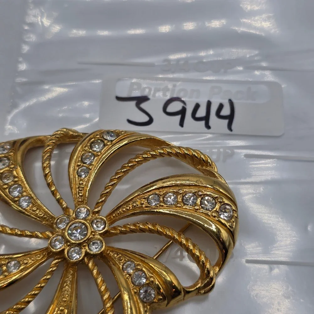 Avon Vintage Gold Tone Heart Pinwheel Brooch Rhinestone Sunburst Pin Signed